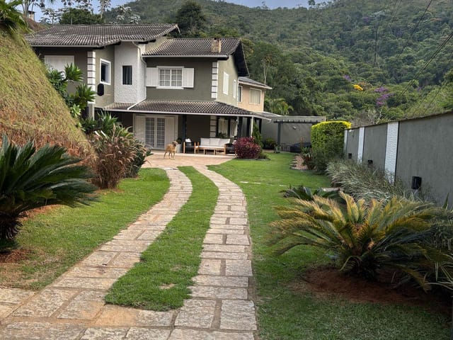 Casa com 1200m², à venda, no bairro Carangola em Petrópolis