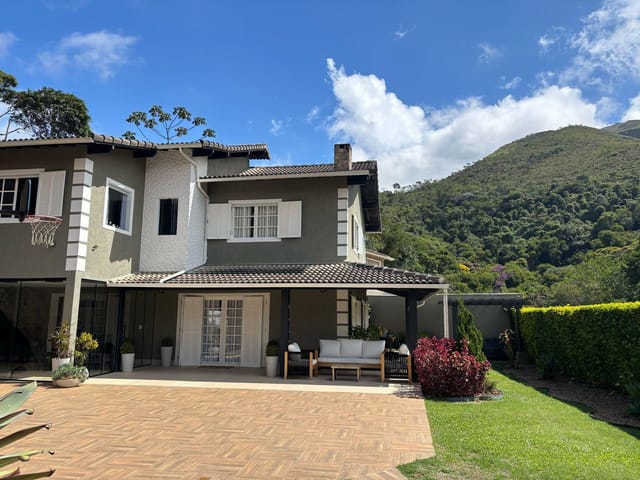 Casa com 1200m², à venda, no bairro Carangola em Petrópolis