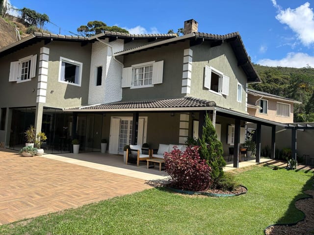 Casa com 1200m², à venda, no bairro Carangola em Petrópolis