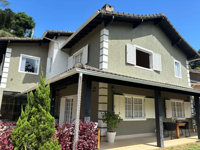 Casa com 1200m², à venda, no bairro Carangola em Petrópolis