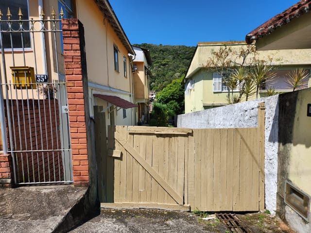 Casa 1 quarto e 1 banheiro, para alugar, no bairro Castrioto em Petrópolis