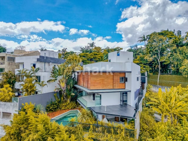 Casa com 539m² 4 quartos e 6 banheiros, à venda ou para alugar, no bairro Jardim Vitória Régia em São Paulo