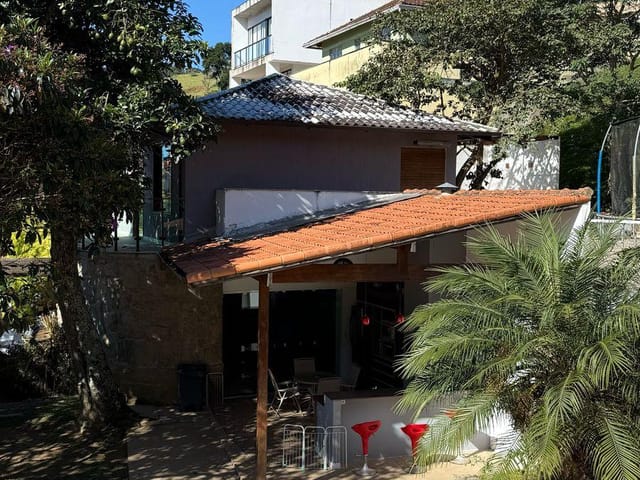 Casa com 2000m² 4 quartos e 1 banheiro, à venda, no bairro Mosela em Petrópolis
