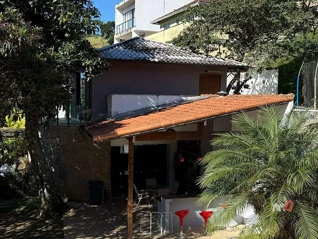 Casa com 2000m² 4 quartos e 1 banheiro, à venda, no bairro Mosela em Petrópolis