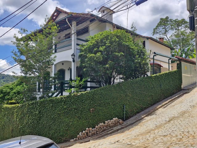 Casa com 320m² 3 quartos e 2 banheiros, à venda, no bairro Mosela em Petrópolis