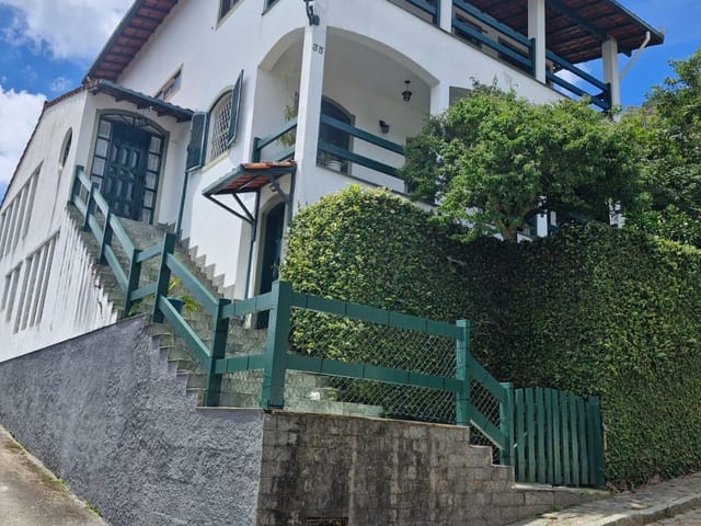 Casa com 320m² 3 quartos e 2 banheiros, à venda, no bairro Mosela em Petrópolis