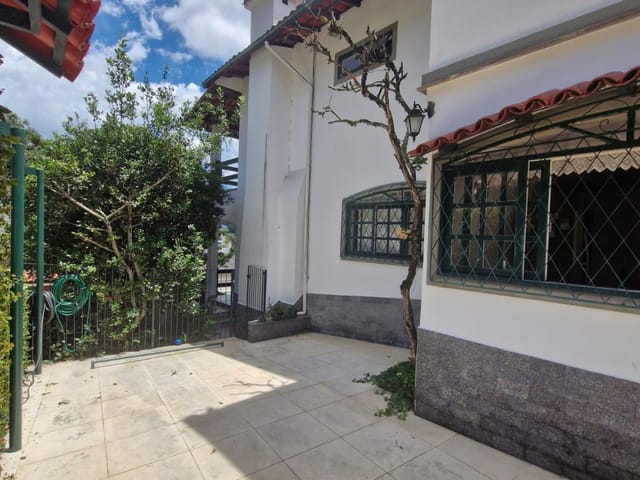 Casa com 320m² 3 quartos e 2 banheiros, à venda, no bairro Mosela em Petrópolis