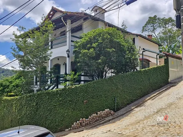 Casa com 320m² 3 quartos e 2 banheiros, à venda, no bairro Mosela em Petrópolis