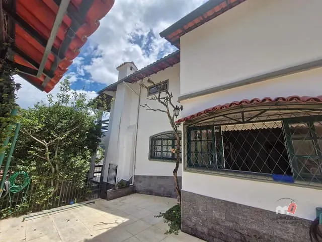 Casa com 320m² 3 quartos e 2 banheiros, à venda, no bairro Mosela em Petrópolis