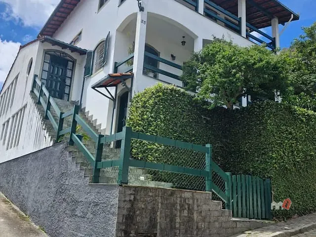 Casa com 320m² 3 quartos e 2 banheiros, à venda, no bairro Mosela em Petrópolis