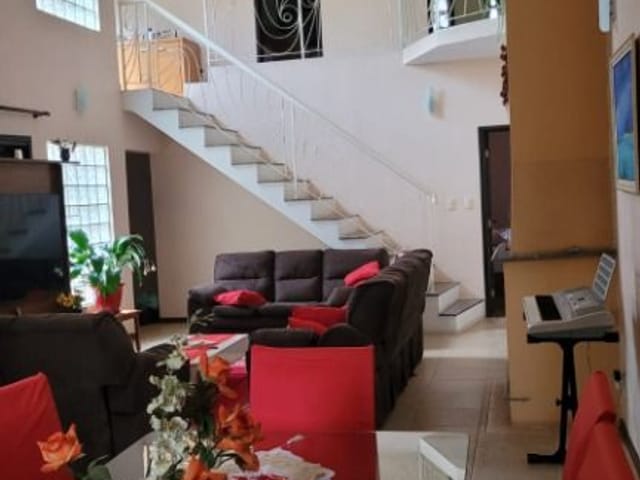 Casa com 1010m² 6 quartos e 4 banheiros, à venda ou para alugar, no bairro Condomínio Refúgio dos Pinheiros em Itapevi