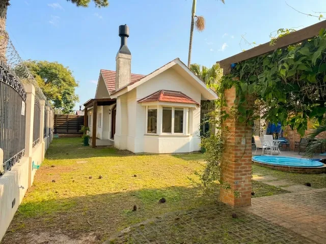 Casa à venda no Laranjal, a uma quadra da praia - 216 m², 2 quartos (com opção para 3), terreno alto e área gourmet com piscina.