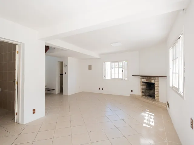 Casa à venda na Colina Verde, Laranjal - 290 m², 4 quartos, lareira, área de lazer com piscina e amplo pátio gramado.