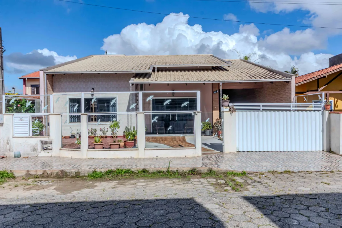 Casa para venda em Praia da Armação do Itapocoroi com 3 quartos, 297m²