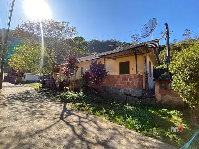 Casa 2 quartos e 1 banheiro, à venda, no bairro Duarte Silveira em Petrópolis
