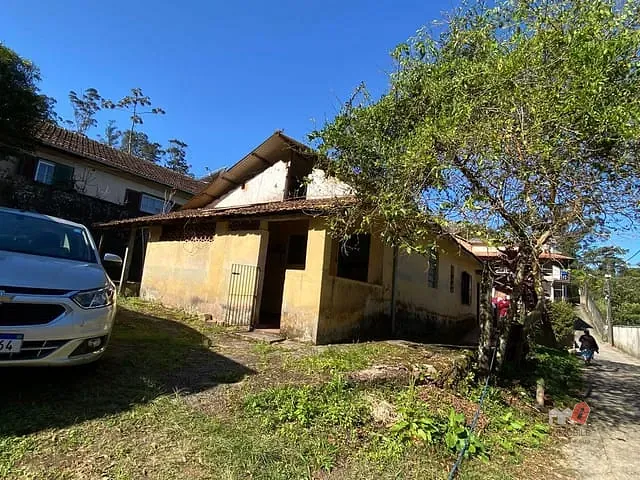 Casa 2 quartos e 1 banheiro, à venda, no bairro Duarte Silveira em Petrópolis
