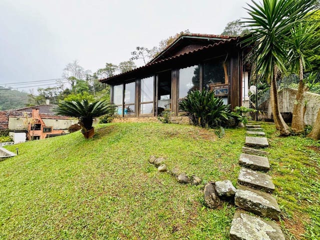 Casa com 930m² 4 quartos e 2 banheiros, à venda, no bairro Quarteirão Ingelheim em Petrópolis