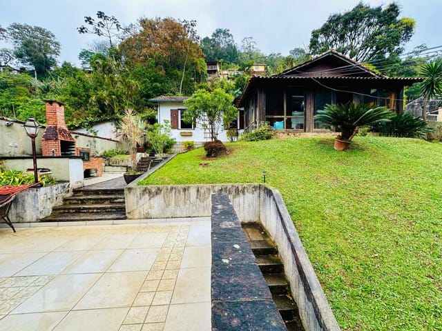 Casa com 930m² 4 quartos e 2 banheiros, à venda, no bairro Quarteirão Ingelheim em Petrópolis