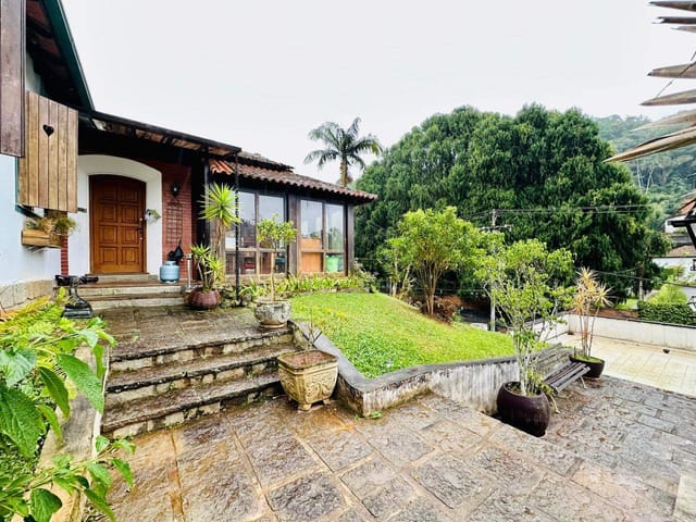 Casa com 930m² 4 quartos e 2 banheiros, à venda, no bairro Quarteirão Ingelheim em Petrópolis