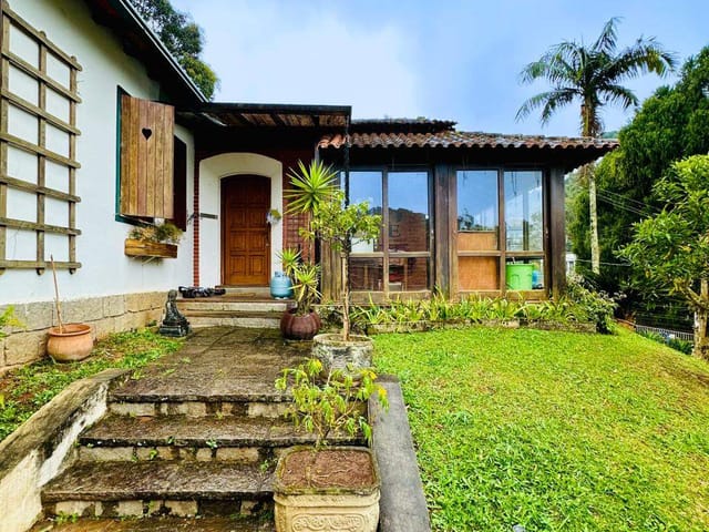 Casa com 930m² 4 quartos e 2 banheiros, à venda, no bairro Quarteirão Ingelheim em Petrópolis