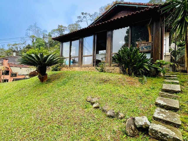 Casa com 930m² 4 quartos e 2 banheiros, à venda, no bairro Quarteirão Ingelheim em Petrópolis