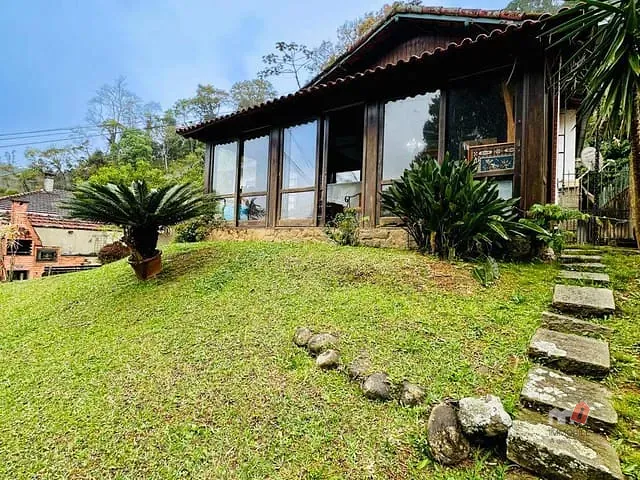 Casa com 930m² 4 quartos e 2 banheiros, à venda, no bairro Quarteirão Ingelheim em Petrópolis