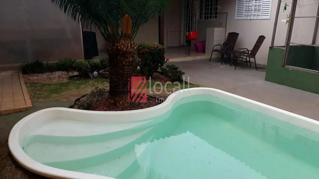 Casa com 3 quartos à venda, 200m² — foto 2 de 23
