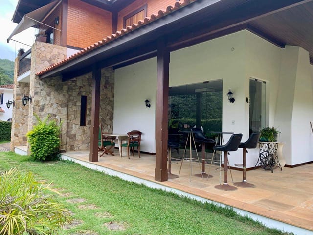 Casa com 720m² 5 quartos e 5 banheiros, à venda, no bairro Carangola em Petrópolis