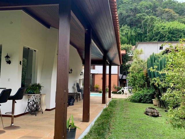 Casa com 720m² 5 quartos e 5 banheiros, à venda, no bairro Carangola em Petrópolis