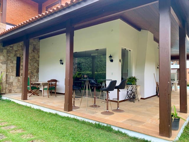 Casa com 720m² 5 quartos e 5 banheiros, à venda, no bairro Carangola em Petrópolis