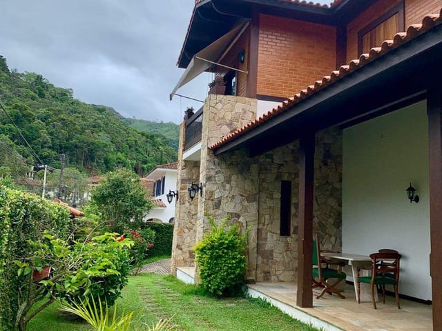 Casa com 720m² 5 quartos e 5 banheiros, à venda, no bairro Carangola em Petrópolis