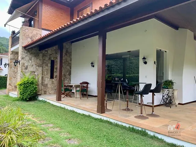 Casa com 720m² 5 quartos e 5 banheiros, à venda, no bairro Carangola em Petrópolis