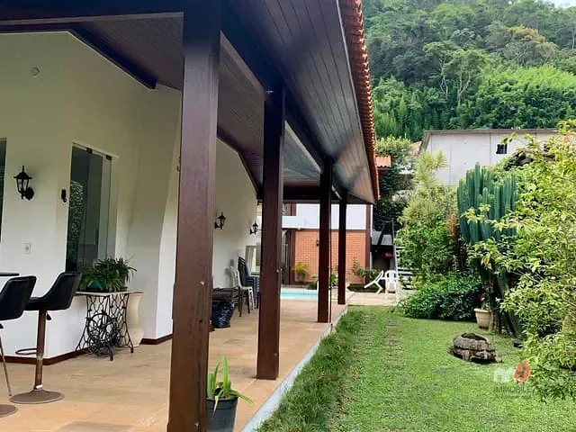 Casa com 720m² 5 quartos e 5 banheiros, à venda, no bairro Carangola em Petrópolis