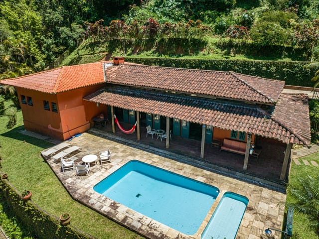 Casa com 3300m² 4 quartos e 2 banheiros, à venda, no bairro Duarte Silveira em Petrópolis