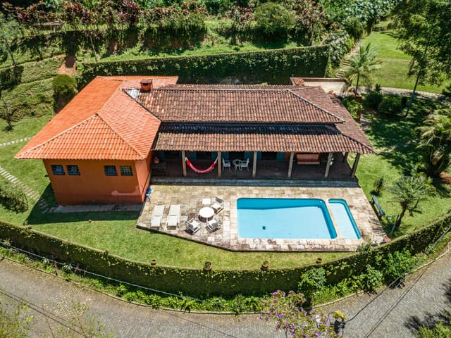 Casa com 3300m² 4 quartos e 2 banheiros, à venda, no bairro Duarte Silveira em Petrópolis