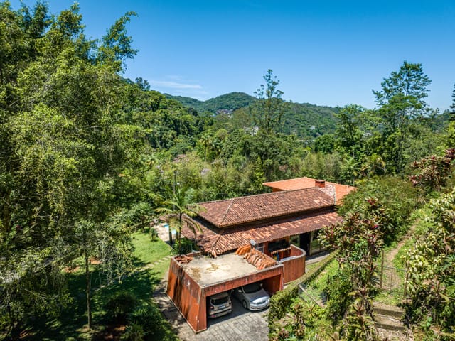 Casa com 3300m² 4 quartos e 2 banheiros, à venda, no bairro Duarte Silveira em Petrópolis