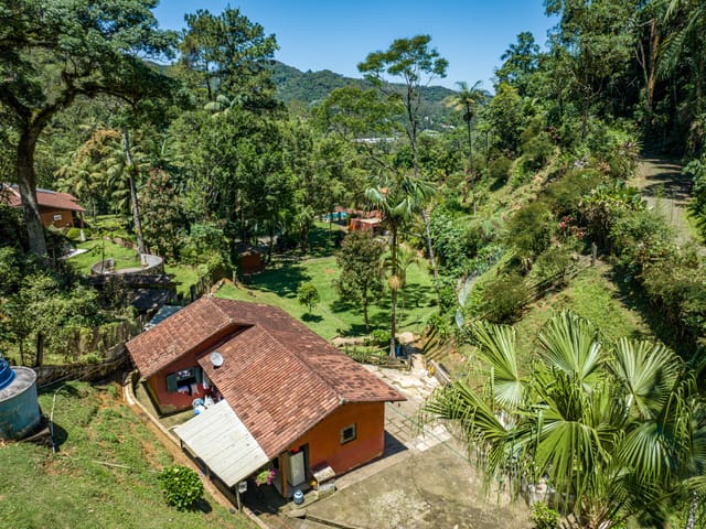 Casa com 3300m² 4 quartos e 2 banheiros, à venda, no bairro Duarte Silveira em Petrópolis