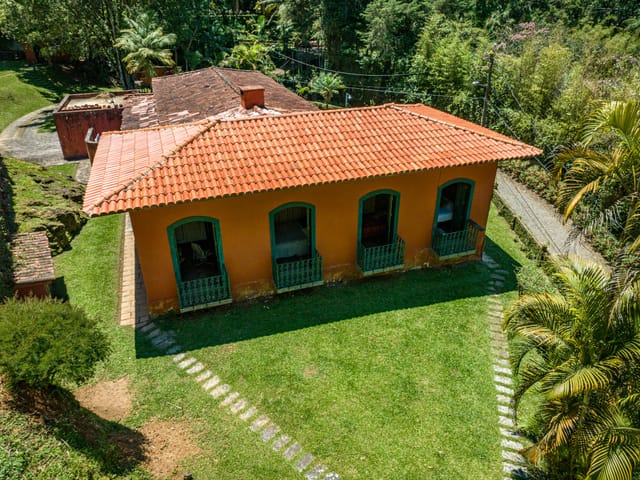 Casa com 3300m² 4 quartos e 2 banheiros, à venda, no bairro Duarte Silveira em Petrópolis