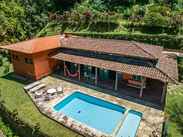 Casa com 3300m² 4 quartos e 2 banheiros, à venda, no bairro Duarte Silveira em Petrópolis