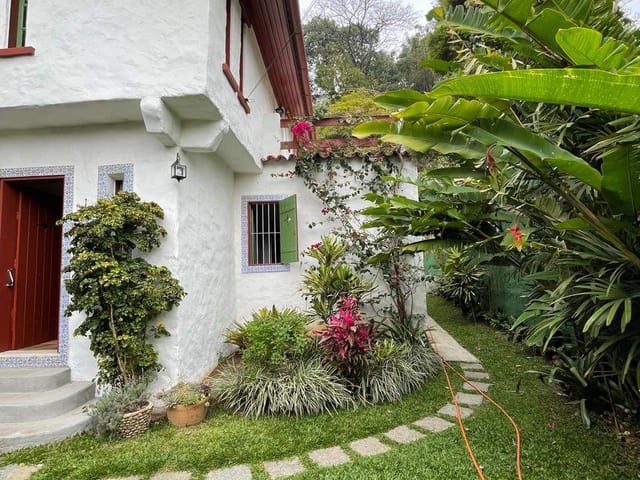 Casa com 665m² 4 quartos e 3 banheiros, à venda, no bairro Castelanea em Petrópolis