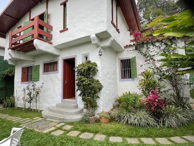 Casa com 665m² 4 quartos e 3 banheiros, à venda, no bairro Castelanea em Petrópolis