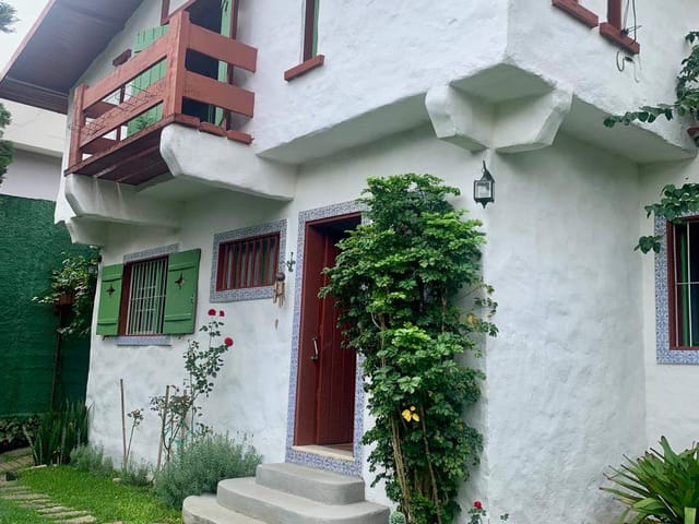 Casa com 665m² 4 quartos e 3 banheiros, à venda, no bairro Castelanea em Petrópolis