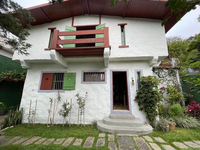 Casa com 665m² 4 quartos e 3 banheiros, à venda, no bairro Castelanea em Petrópolis