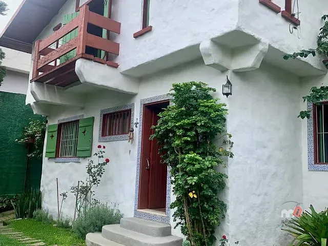 Casa com 665m² 4 quartos e 3 banheiros, à venda, no bairro Castelanea em Petrópolis