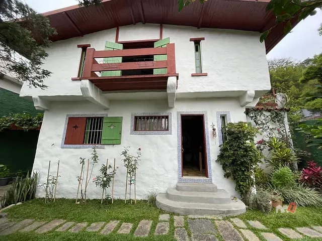 Casa com 665m² 4 quartos e 3 banheiros, à venda, no bairro Castelanea em Petrópolis