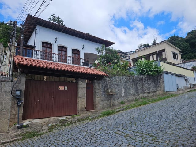 Casa 3 quartos e 2 banheiros, para alugar, no bairro Valparaíso em Petrópolis