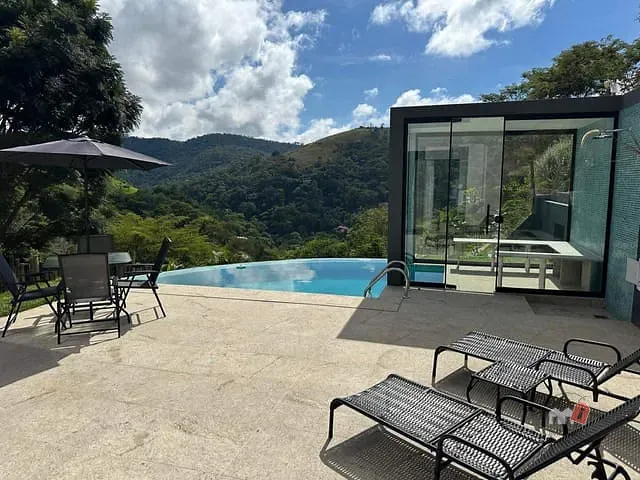 Casa com 2503m² 3 quartos e 3 banheiros, à venda, no bairro Secretário em Petrópolis