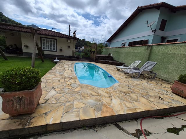 Casa com 890m², à venda, no bairro Duchas em Petrópolis