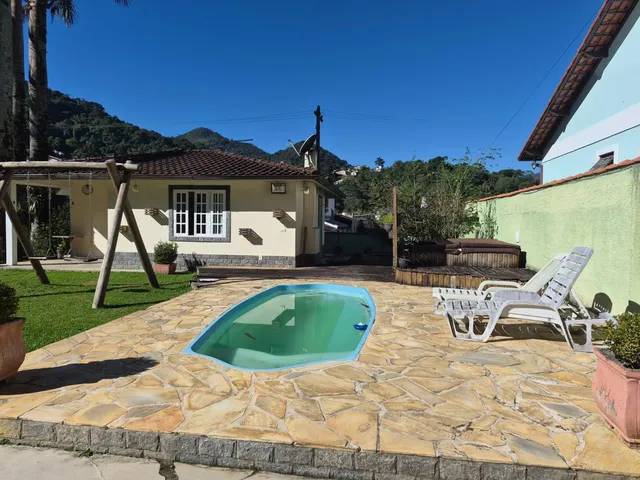 Casa com 890m², à venda, no bairro Duchas em Petrópolis