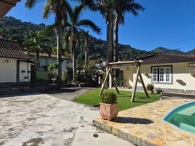 Casa com 890m², à venda, no bairro Duchas em Petrópolis